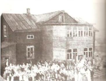 KAUHAVA
Kauhavan TyÃ¶vÃ¤enyhdistyksen toinen toimitalo HeikkilÃ¤n kylÃ¤ssÃ¤. Talo ostettiin Jaakko KujanpÃ¤Ã¤ltÃ¤ ja Kustaa Sompilta ja siihen muutettiin v. 1906. TyÃ¶vÃ¤entalo oli kevÃ¤ttalvella 1918 pakkoluovutettuna punavankileiriksi. Talo puretiin v. 1919 ja osa tarpeista kÃ¤ytettiin kirkokylÃ¤n TyÃ¶vÃ¤entalon nykyisen talon rakennustarpeiksi.
