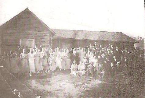 KAUHAVA
Hirvijoen TyÃ¶vÃ¤enyhdistyksen talo pihanpuolelta v. 1919. Talo rakennettiin v. 1909. Kuvassa kesÃ¤juhlat v. 1919. Lapualaisaikoina yhdistys lakkautettiin ja talo myytiin pakkohuutokaupalla ja siitÃ¤ tuli nuorisoseura Oravan kylÃ¤Ã¤n.
