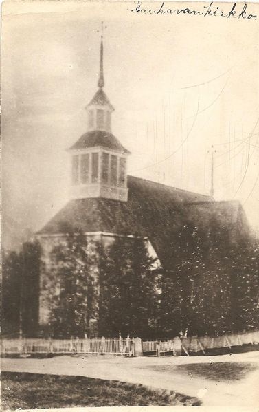 KAUHAVA
Kauhavan vanha kirkko. Antti Hakola AlahÃ¤rmÃ¤stÃ¤ rakensi kirkon, se valmistui v. 1756. Kirkko paloi jouluaamuna 1921. Alttaritaulu saatiin pelastettua ja se on uudessa kirkossa. Alttaritaulun on maalannut v. 1882 Aleksandra SÃ¥ltin. Takana teksti: Muisto Matilta 3.5.-22.
