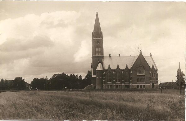 KAUHAVA
Kirkko kuvattuna lÃ¤hes etelÃ¤stÃ¤.  IkÃ¤Ã¤ kirkolla on muutama vuosi. Kortti on lÃ¤hetetty 30.XII.31: Ylioppilas Vilho Lauriala, Oulu, "Siunausrikasta uutta vuotta". Katri. Laurialasta tuli pappi sitten aikanaan ja oli kirkkoherrana HaapajÃ¤rvellÃ¤ ja Rantsilassa.
