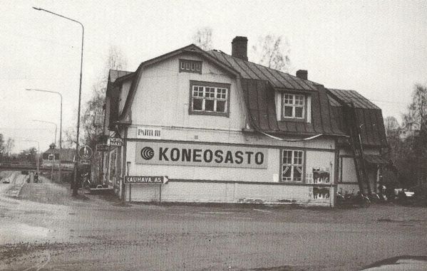 KAUHAVA
Kauhavan Osuuskaupan vanha toimitalo KauppatiellÃ¤. Taustalla nÃ¤kyy junarata. Osuuskaupan koneosasto taisi enÃ¤Ã¤ toimia tÃ¤ssÃ¤ talossa, uusi kauppa oli jo rakennettu Kauppatien toiselle puolelle. Kuva on 1980-luvun alkupuolelta Kauhavan Joulusta.

