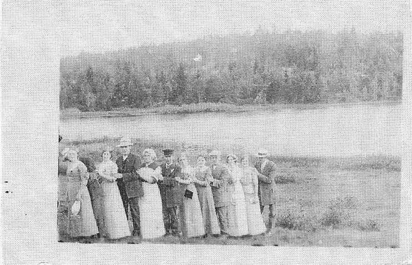 KAUHAVA
Kauhavan nuorisoseuralaisia MÃ¤enpÃ¤Ã¤n Nuorisoseuran kesÃ¤juhlissa v. 1912. Vieraat olivat kirkonkylÃ¤n seuralaisia. Vasemmalta Kerttu Kamppinen, os. Annala, Tauno Annala, Helmi Huhtala, os. Kangas, Anselm Jaakkola, Manda MÃ¤kinen, os. PerÃ¤lÃ¤, Vihtori Viitala, Tyyne Heinola, os. Kangas, Maija Ahonen, os. Mattila, Eemeli Jalasmaa, Hilja Lilja, os. Annala, Helmi Korpijaakko, os. ViinamÃ¤ki ja Einari Korpijaakko. Merkkisuoritus, arkistoon jÃ¤tti Kaisu Jalasmaa 1948. Kuva saatu EtelÃ¤-Pohjanmaan Nuoisoseuran arkistosta. Taustalla on MÃ¤enpÃ¤Ã¤njÃ¤rvi.

