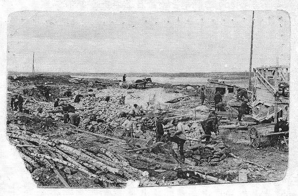 KAUHAVA
Sepelin tekoa Kallion sahalla vuonna 1918. YlikylÃ¤n Nuorisoseuran merkkikerÃ¤yksiÃ¤ 1947. Arkistoon jÃ¤tti Sisko RÃ¤mÃ¤kkÃ¶. Kuva saatu EtelÃ¤-Pohjanmaan Nuorisoseuran arkistosta.
