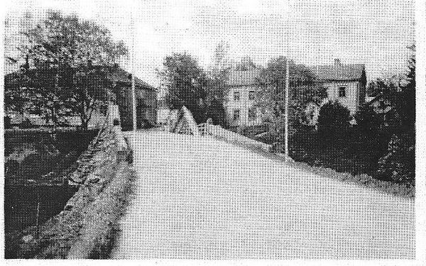 KAUHAVA
Kauhavan kirkkosilta ja sen oikealla puolen Osuuskaupan rakennus, entinen Pukkilan Iisakin talo. Kuvannut VÃ¤inÃ¶ Tuomaala 1952. Kuva saatu EtelÃ¤-Pohjanmaan Nuorisoseuran arkistosta.
