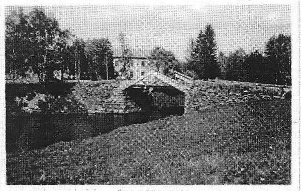 KAUHAVA
Kauhavan kirkkosilta ja sen takana Osuuskaupan rakennus, entinen Pukkilan Iisakin talo. Kuvannut VÃ¤inÃ¶ Tuomaala 1952. Kuva saatu EtelÃ¤-Pohjanmaan Nuorisoseuran arkistosta.
