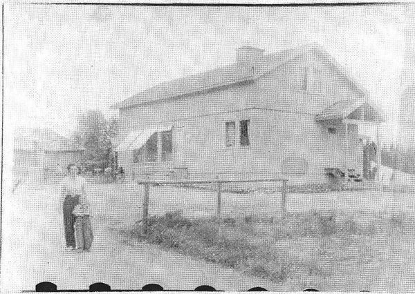 KAUHAVA
Kauhavan Osuuskaupan Kantolan myymÃ¤lÃ¤. MyymÃ¤lÃ¤nhoitaja Heiskan rouva tyttÃ¤rensÃ¤ kanssa. Kuvannut VÃ¤inÃ¶ Tuomaala 1952. Kuva saatu EtelÃ¤-Pohjanmaan Nuorisoseuran arkistosta.
