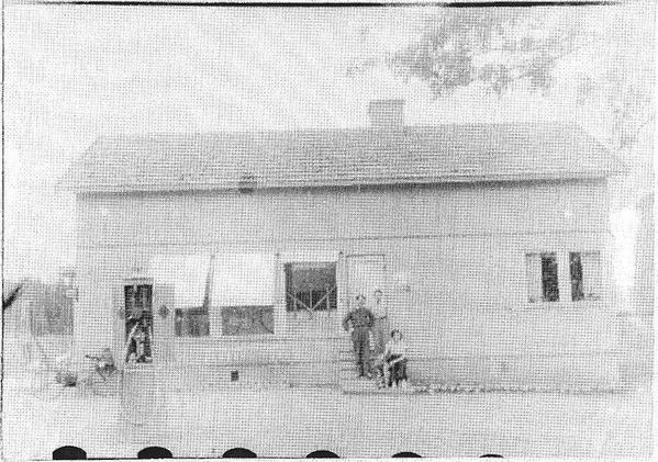 KAUHAVA
Kauhavan Osuuskaupan Kantolan myymÃ¤lÃ¤. MyymÃ¤lÃ¤nhoitaja Heiskan rouva tyttÃ¶nsÃ¤ kanssa sekÃ¤ pari asiakasta. Kuvannut VÃ¤inÃ¶ Tuomaala 1952. Kuva saatu EtelÃ¤-Pohjanmaan Nuorisoseuran arkistosta.
