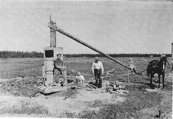 KAUHAVA
Eemeli Lillbackan tiilimylly YlikylÃ¤ssÃ¤ LaitilanmÃ¤ellÃ¤. Hevoskierrolla kÃ¤ytettiin myllyÃ¤. Valokuvannut VÃ¤inÃ¶ Tuomaala 1952. Kuva saatu EtelÃ¤-Pohjanmaan Nuorisoseuran arkistosta.
