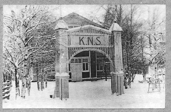 KAUHAVA
Kauhavan Nuorisoseuran portti 1910-luvulla. Takana nÃ¤kyy Nuorisoseuran talo.
