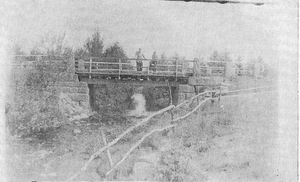 KAUHAVA
Raparannan silta YlikylÃ¤ssÃ¤. Kuvannut VÃ¤inÃ¶ Tuomaala 1952. Kuva saatu EtelÃ¤-Pohjanmaan Nuorisoseuran arkistosta.
