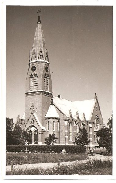 KAUHAVA
Kirkko 1950-luvun puolivÃ¤lissÃ¤. Kortti on postitettu 23.8.59, os. Neiti Anja Elo Turku. Teksti: "Hei Anja. MÃ¤ en nyt ehdi lopettaa kirjettÃ¤ni sinulle ja haluan saada tÃ¤nÃ¤Ã¤n postiin jotain... MÃ¤ olen ollut 4 pÃ¤ivÃ¤Ã¤ tÃ¶issÃ¤ enkÃ¤ ole sentakia ehtinyt kirjoittaa... Hei vaan, Iija" eli Iiri (RuuhijÃ¤rvi), nykyÃ¤Ã¤n Peurakoski, asuu Oulussa,  metsÃ¤nhoitajan tytÃ¤r Rengosta on lÃ¤hettÃ¤jÃ¤.
