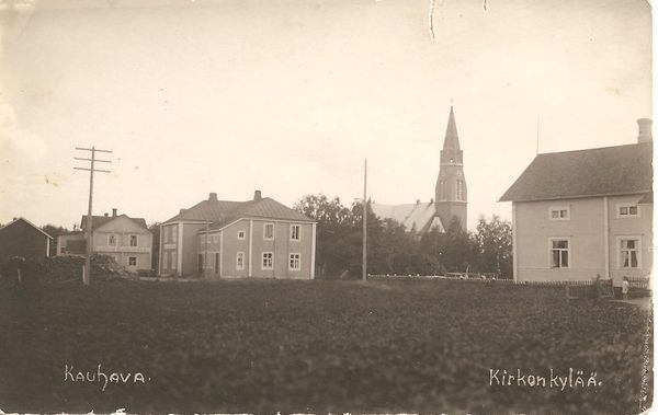 KAUHAVA
KirkonkylÃ¤stÃ¤, edessÃ¤ olevat rakennukset lienevÃ¤t Osuuskaupan rakennuksia, kirkko taustalla. Kuva on arviolta 1920-luvun lopulta.
