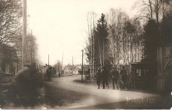 KAUHAVA
KirkonkylÃ¤Ã¤, oikeassa reunassa nÃ¤kyy hÃ¤mÃ¤rÃ¤sti Nuorisoseuran portti ja taustalla ovat Apteekki, TyÃ¶vÃ¤entalo ja Kansallis-Osake-Pankki. Kortti ei ole kulkenut postissa, lienee 1920-luvun lopulta.
