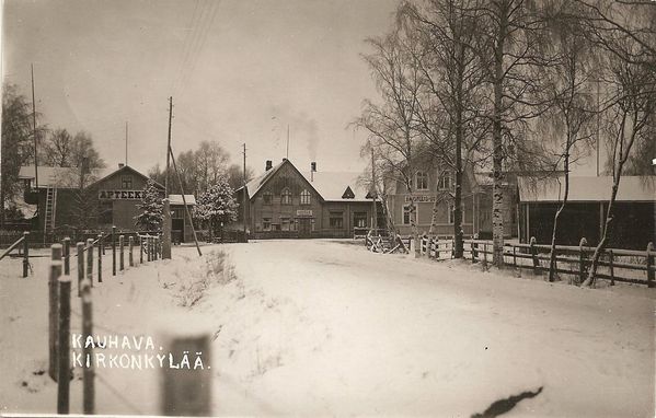 KAUHAVA
KirkonkylÃ¤Ã¤, vasemmalta Apteekki, TyÃ¶vÃ¤entalo, Kansallis-Osake-Pankki. Apteekin tilalla on kerrostalo, joka lienee ensimmÃ¤inen Kauhavalla. Kortti on postitettu Kauhavalla 24.V.25, os. Herra Aarne Meri Ykspihlaja. "Veli hyvÃ¤ ! Kiitos kortista, en voi vielÃ¤ ensi sunnuntainakaan tulla, tulen ensi sunnuntaista 2 viikon kuluttua. MeidÃ¤n farmaseutti on vielÃ¤ sairas. Marille terveisiÃ¤. Elma"
