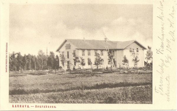 KAUHAVA
Seurahuone eli Nuorisoseuran talo. Kortti on postitettu Kauhava 8.I.1904. Neiti Maria Lammi, JalasjÃ¤rvi. "Tervehdys Kauhavan kokouksesta. 8/I 1904 M. H:ki". Olisikohan ollut Nuorisoseuran kokouksesta kysymys.
