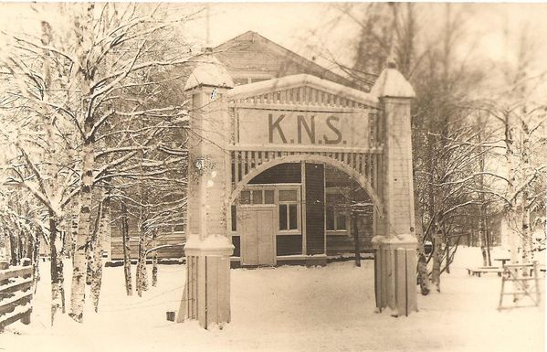 KAUHAVA
Nuorisoseuran portti ja Nuorisoseuran talo takana. Kortti ei ole kulkenut postissa ja lienee 1910-luvun lopulta.
