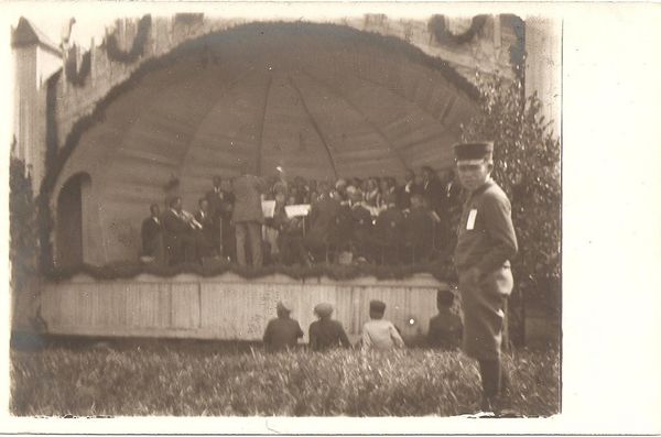 KAUHAVA
Nuorisoseuran kesÃ¤juhlilta 26.6.1921. Esiintymislava, orkesteri soittaa.

