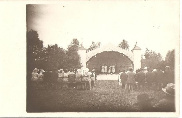 KAUHAVA
Nuorisoseuran kesÃ¤juhlilta 26.6.1921. Sekakuoro laulamassa.
