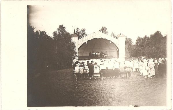 KAUHAVA
Nuorisoseuran kesÃ¤juhlilta 26.6.1921. Orkesteri soittaa. 
