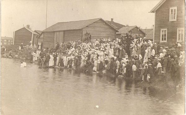 KAUHAVA
Helluntailaisten kastetilaisuus Kallion sahan kohdalla Kalliokoskella joen etelÃ¤rannalla. Kuva on 1930-luvulta, taustassa ei ole mitÃ¤Ã¤n tekstejÃ¤.
