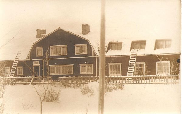 KAUHAVA
Iisakki JÃ¤rvenpÃ¤Ã¤n puukkotehdas Autiossa. Tehdasrakennus paloi pahoin 25.9.1957 ja uusi tehdas pÃ¤Ã¤tettiin rakentaa kirkon lÃ¤hettyville Passiin.
