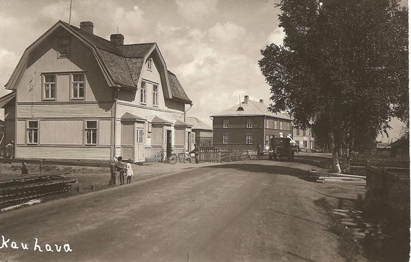 KAUHAVA
Lauttamuksen keskustaa, eli Kauhavan liike-elÃ¤mÃ¤n keskeinen paikka. Vasemmalla oleva talo oli M Nurmen ensimmÃ¤inen liiketalo. KeskellÃ¤ on Martti Nurmen kelloliike, vasemmalla Matti MÃ¤kisen parturiliike ja oikealla Akseli kallion kangaskauppa. MyÃ¶hemmin tÃ¤ssÃ¤ toimi Kauhavan Osuuskassa. Kortti on 1920-luvun lopulta, ei ole kulkenut postissa.
