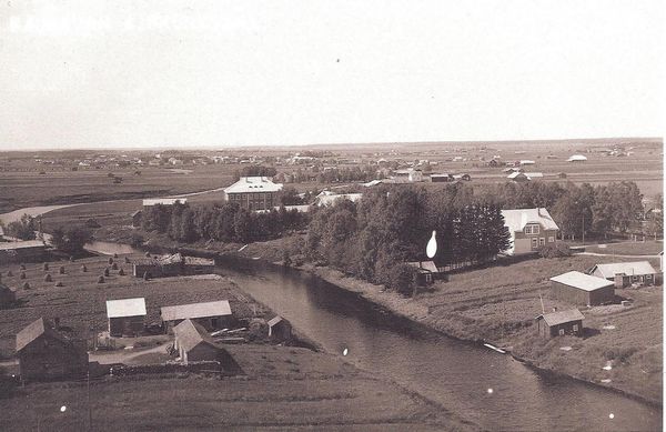 KAUHAVA
NÃ¤kymÃ¤ kirkon tornista lÃ¤nteen. Taustalla nÃ¤kyy Yhteiskoulun rakennus. Vasemmalla edessÃ¤ olevien rakennusten tilalla on nykyisin Iisakki JÃ¤rvenpÃ¤Ã¤ Oy:n puukkotehdas. Taustalla siintÃ¤Ã¤ Lauttamus. Kortti on arviolta 1920-luvun alkupuolelta, ei ole kulkenut postissa.
