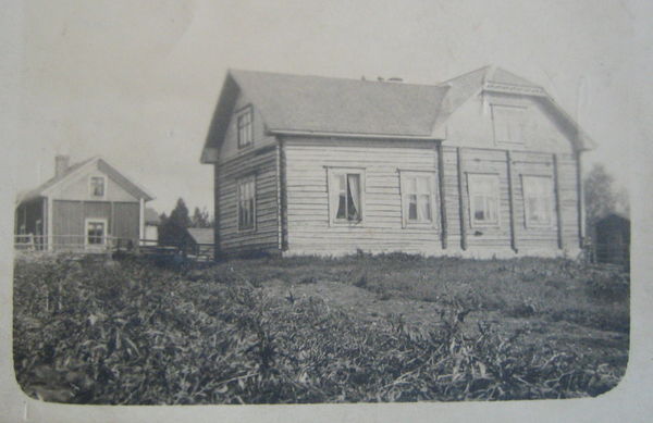 KAUHAVA
Kakkurin talo MÃ¤enpÃ¤Ã¤n takamailla. Kuva on 1920-luvulta. 
