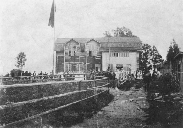 KAUHAVA
YlikylÃ¤n TyÃ¶vÃ¤enyhdistyksen talo 1910-luvulla. KesÃ¤juhlat ovat meneillÃ¤Ã¤n. Kuva on saatu TyÃ¶vÃ¤en arkistosta.
