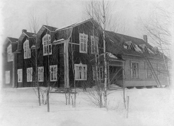 KAUHAVA
YlikylÃ¤n eli Laitilan TyÃ¶vÃ¤entalo LaitilanmÃ¤ellÃ¤. YlikylÃ¤n TyÃ¶vÃ¤enyhdistys osti talon tontteineen valmiina v. 1908. Vuonna 1913 taloon rakennettiin toinen kerros. Talo toimi aina 1950-luvulle saakka ja rakennus purettiin vuosikymmenen lopulla. Kuva on saatu TyÃ¶vÃ¤en arkistosta. 
