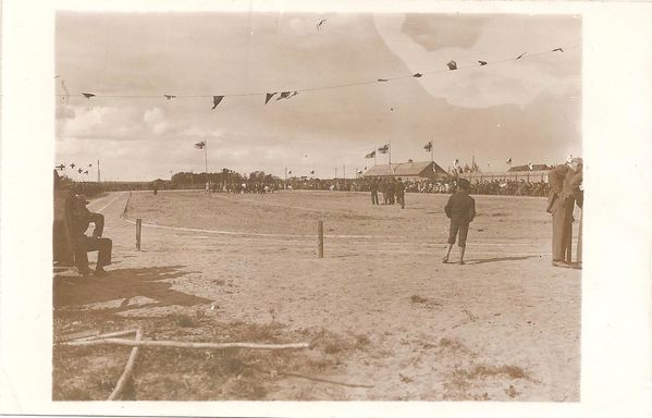 KAUHAVA
Stadion eli urheilukenttÃ¤, joka vihittiin kÃ¤yttÃ¶Ã¶nsÃ¤ kesÃ¤llÃ¤ 1925. Se sijaitsi nykyisen Tokmannin tontilla vastapÃ¤Ã¤tÃ¤ Yhteiskoulua. Kortti on kulkenut postissa v. 1925. Osoitettuna Neiti Jenny Saira, Lahti: Kauhava 28.VIII.25 "Terveiset tÃ¤Ã¤ltÃ¤ lakeuksilta. TÃ¤ssÃ¤ kuvassa on K:n stadion. LÃ¤hden amulla klo 6 JyvÃ¤skylÃ¤Ã¤n ja sieltÃ¤ sunnuntai-iltana sinnepÃ¤in taas. Terve vaan taas! Jxxxxx"
