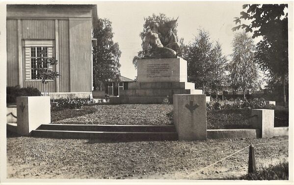 Lapua, Sankaripatsas
Kortti on SyvÃ¤ojan tuotantoa 1930-luvun loppupuolelta. Kortti on lÃ¤hetetty Lapua 9.VII.40 osoitteella: Fru Impi Arnio, PitkÃ¤lahdenk. 16 Vaasa (osoite KadÃ©n). Teksti: TjÃ¤nare Impi ! Vi har det sjÃ¶nt hÃ¤r Impi eget rum med mat. Lailas slÃ¤ktningar Ã¤ro alla tiders fÃ¶rstÃ¥r... (epÃ¤selvÃ¤Ã¤ tekstiÃ¤...) Ã¤r inget briat pÃ¥, trÃ¤vliga... pÃ¥ alla. Kommer hem pÃ¥ sÃ¶ndagen. HÃ¤lsa alla bekanta. Alla bra ! Gurli
