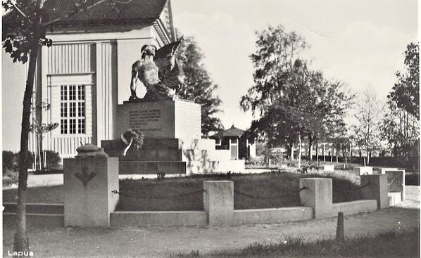 Lapua, sankaripatsas
Kotimainen tyÃ¶, n:o 871, kulkenut nyrkkipostissa 1939. "Neiti Aili Vierula Lapaua. Teksti: V. 1939, 19 pv. Onnea nimipÃ¤ivÃ¤llesi. Toivoo Kyllikki YliselÃ¤." Eli 19. syyskuuta 1939 on kortti laitettu postilaatikkoon.
