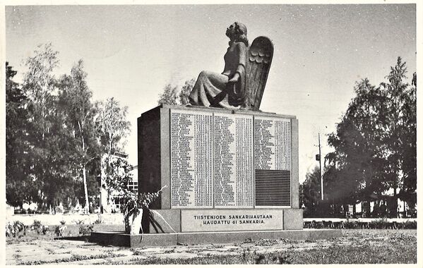 Lapua, talvi- ja jatkosodan sankarit
Kortti, kustantaja Albin Aaltonen noin 1960. Kortti osoitettu Rva Riitta Korkeakivi, Varjakka (Varjakka on Oulunsalossa lÃ¤hellÃ¤ Oulua). Korkeakivet ovat sanomalehti Kalevan omistajasukua.  Teksti kuuluu: "Maanantai 9.30. Heisan ! TÃ¤Ã¤llÃ¤ ollahan sano Mooses J.lle. Tulimme illalla tÃ¤nne Uudenkarlepyyn kautta. Huono ja mutkainen tie. Jatkamme tÃ¤Ã¤ltÃ¤ Vaasaan n. klo 11 (83 km). Koetan ehdottaa, ettÃ¤ pÃ¤Ã¤semme huomenna tiistaina kohti Oulua. Mutta kun olen ajaja ja talutusnuorassa, en voi 100 % sanoa. Matka mennyt muuten oikein hyvin. Ajoin Revonlahti-Kalajoki, jossa sÃ¶imme. Kekke sieltÃ¤ Kokkolaan ja minÃ¤ Kokkola-Uusikaarlepyy-HÃ¤rmÃ¤-Lapua. Pian tavataan ! Jalisi
