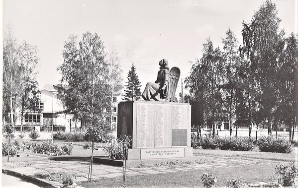 Lapua, talvi- ja jatkosodan muistomerkki
Kortti, kustantaja Ilma-Foto. Ei ole kulkenut postissa. 1960-luvulta.
