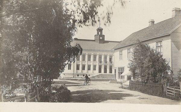 Lapua kunnantalo
Lapuan kunnantalo ja vieressÃ¤ sÃ¤hkÃ¶yhtiÃ¶n talo, myÃ¶hemmin siinÃ¤ oli eri liikkeitÃ¤. Kortissa ei ole taustapainatusta. 1930-luvulta ilmeisesti.
