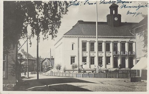 Lapuan kunnantalo
SyvÃ¤ojan tuottama kortti, n:o 2/36. Aika noin 1939-40. KenttÃ¤postia: osoitettu: JÃ¤Ã¤kÃ¤ri Viljo LehtimÃ¤ki, H 1120, KenttÃ¤postikonttori 27. Koska on kenttÃ¤postiosoite peitelukuna, on jatkosodan ajoilta kysymys. Viljo LehtimÃ¤ki-niminen sotamies meni vuonna 1943 armeijan palvelukseen. TÃ¤mÃ¤ kenttÃ¤postiosoite on Paamajan Operatiivisen osaston numero, pÃ¤Ã¤maja oli MikkelissÃ¤, mutta miehet saattoivat olla missÃ¤ pÃ¤in vaan. Takana teksti: "Monet hauskat terveiset tÃ¤Ã¤ltÃ¤ Lapualta. PistÃ¤n tÃ¤mÃ¤n kortin ja lÃ¤hetÃ¤n sitten kirjeen kun saan kuvani. Monet kiitokset kirjeestÃ¤nne, jonka sain suureksi ilseni vastaanottaa. LÃ¤mpimin terveisin Irma Laakso." Sodan aikana sotilaille lÃ¤hetettiin tuntemattomien taholta kirjeitÃ¤ ja saatiin vastauksia. TÃ¤ssÃ¤ on hiljattain alkanut tÃ¤llainen kirjeenvaihto kaikesta pÃ¤Ã¤tellen. LÃ¤hettÃ¤jÃ¤ oli tÃ¶issÃ¤ MaanviljelijÃ¤in Kauppa Oy:ssÃ¤.
